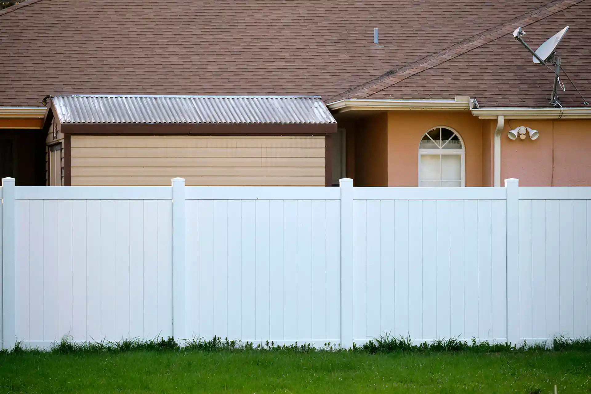 Photo of a white vinyl fence.