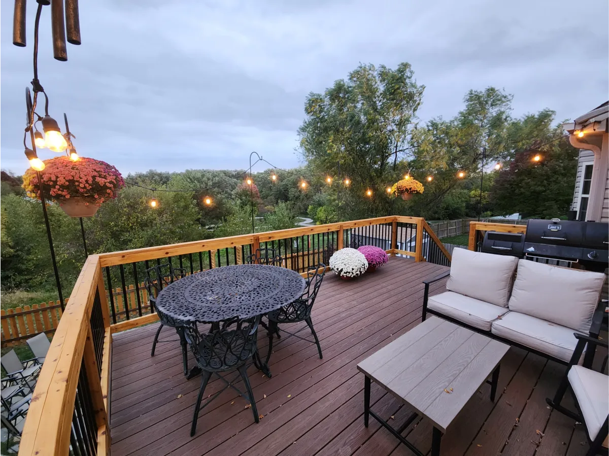 cantilevered-deck-with-outdoor-living-kitchen-and-furniture-with-lighting-and-nature-scenery-in-omaha-ne
