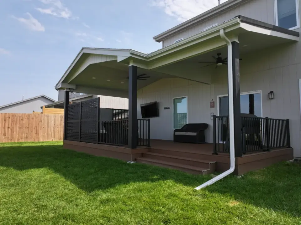 composite-platform-deck-with-black-metal-railing-and-privacy-screen-with-outdoor-living-furniture-in-omaha-ne