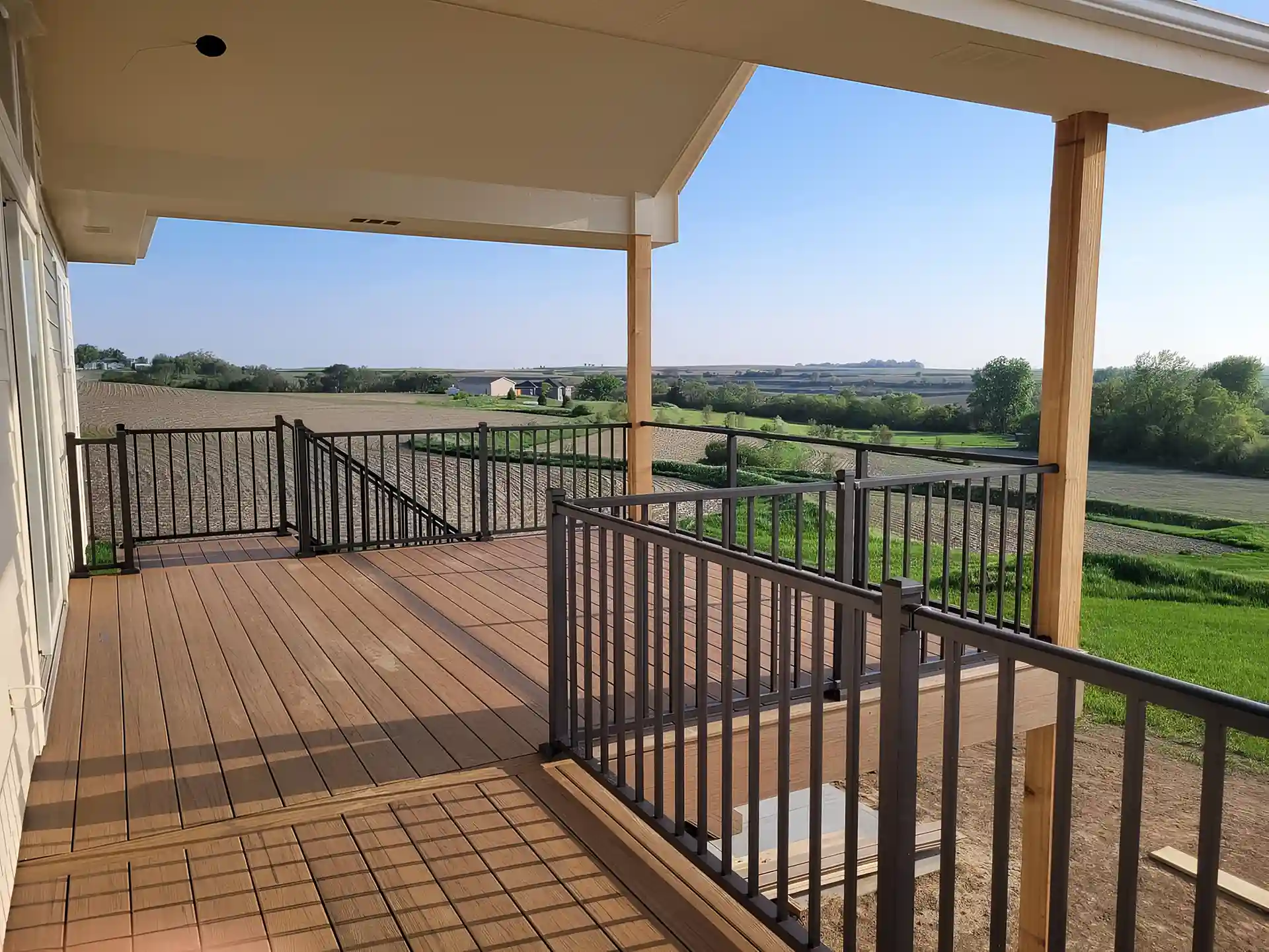 custom-deck-design-installation-with-black-metal-railing-and-glass-railing-in-omaha-ne