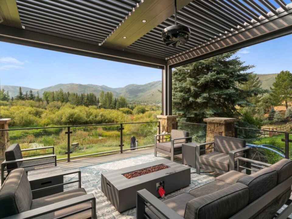 custom-pergola-with-fire-place-and-glass-railing-in-omaha-ne