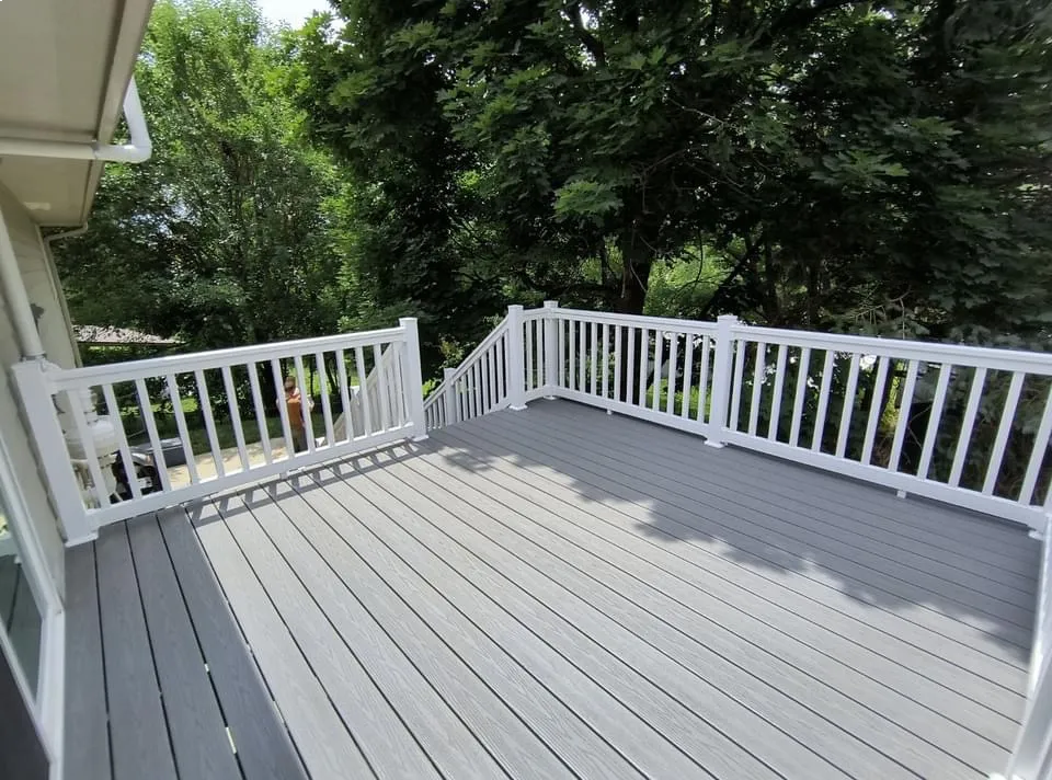 elevated-commercial-deck-with-white-railing-and-trees-on-the-background-in-omaha-ne