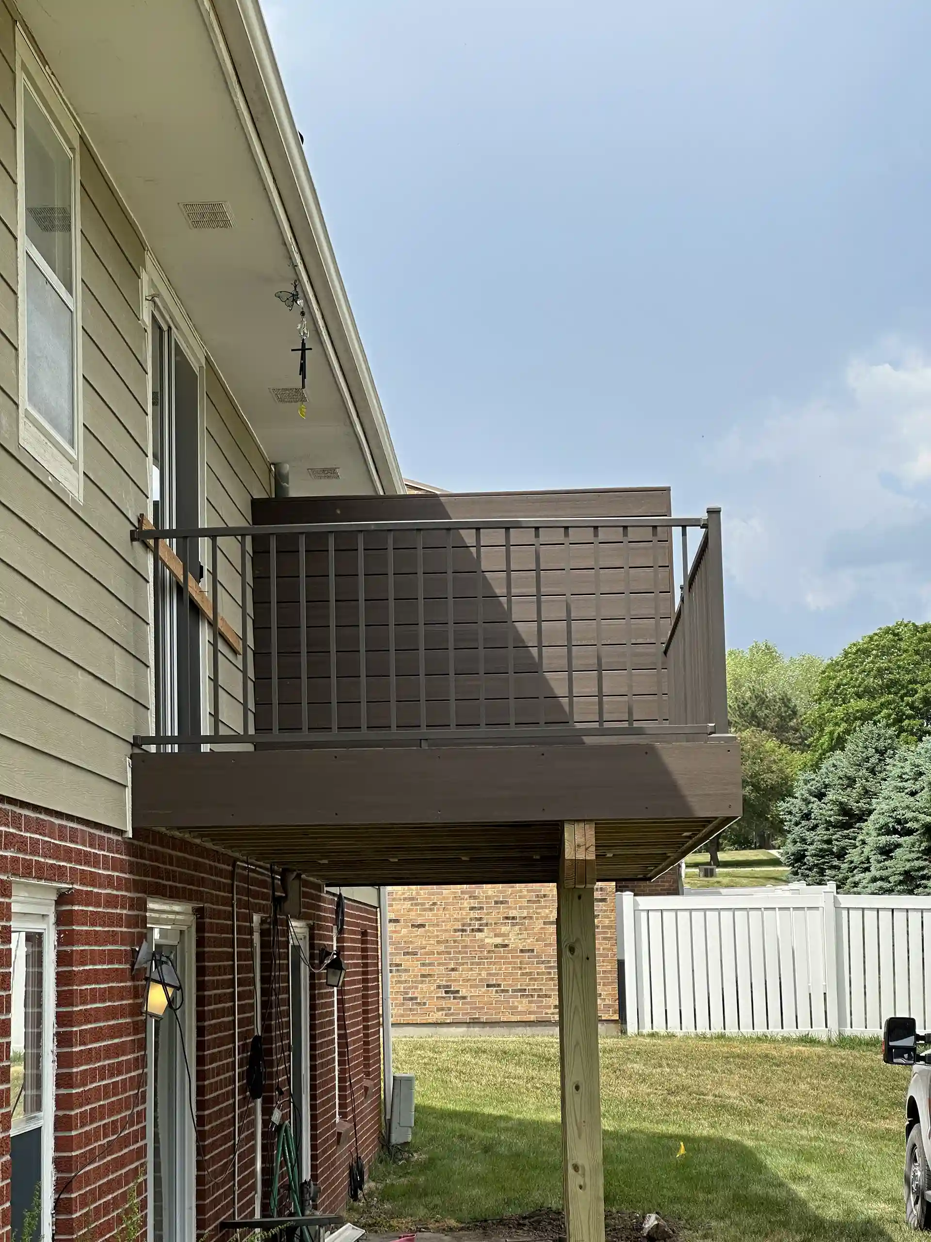 elevated-composite-deck-with-privacy-screens-in-omahe-ne