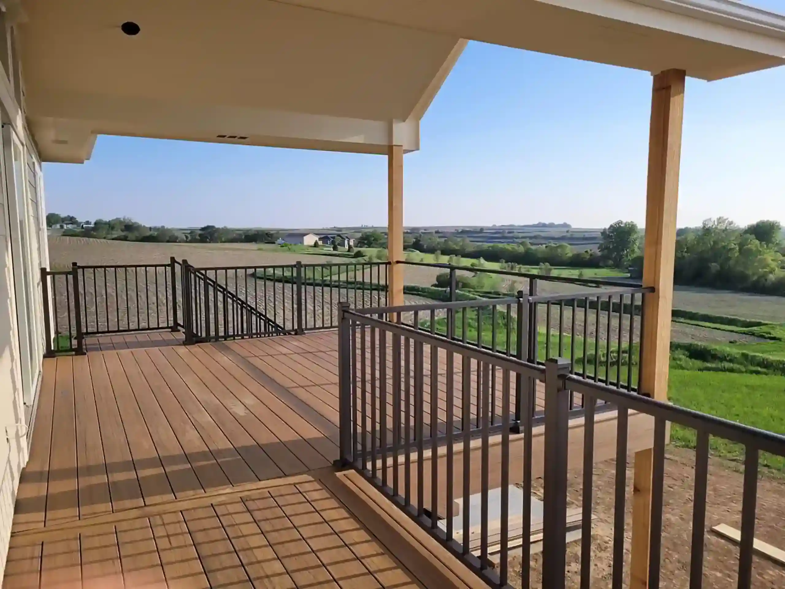 elevated-residential-decking-with-black-metal-railing-and-glass-railing-in-omaha-ne