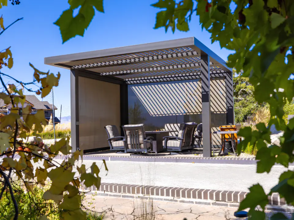 fixed-louvered-privacy-walls-with-outdoor-living-firepit-in-omaha-ne