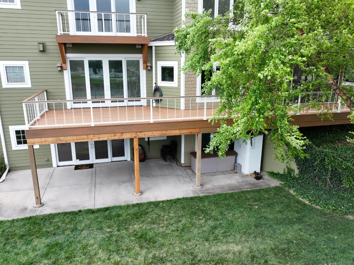 front-view-of-the-composite-under-deck-with-wire-railing-in-omaha-ne