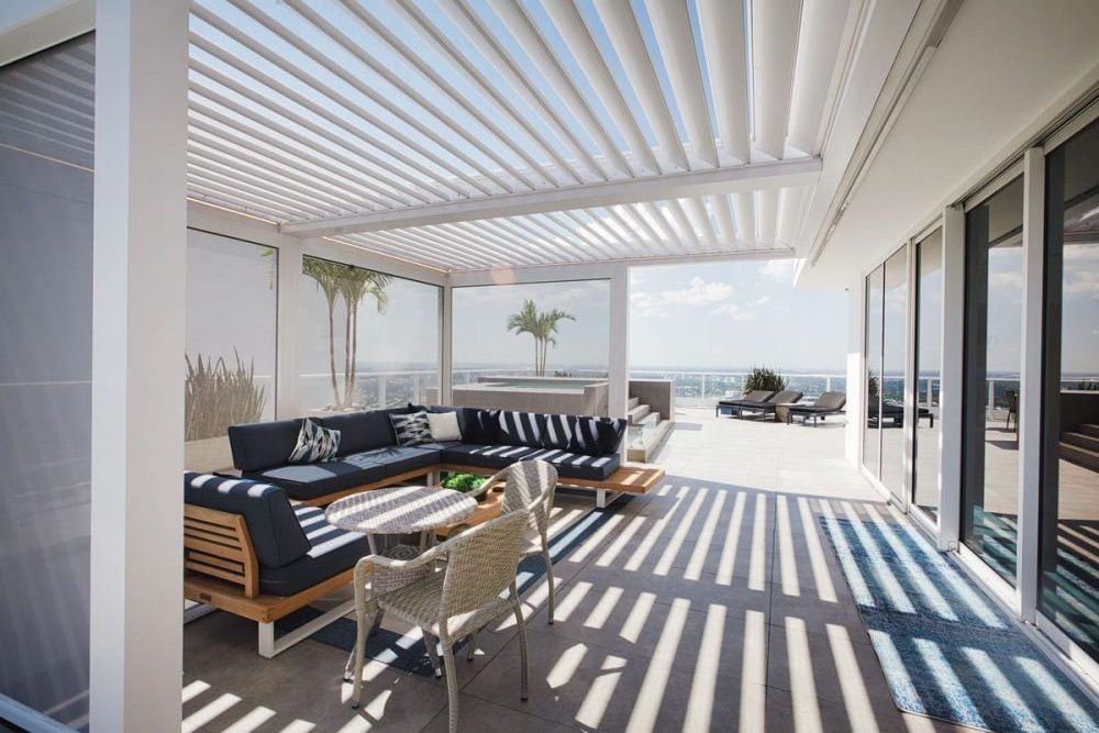 interior-of-the-louvered-pergola-with-privacy-screen-and-glass-railing-on-the-deck-in-omaha-ne