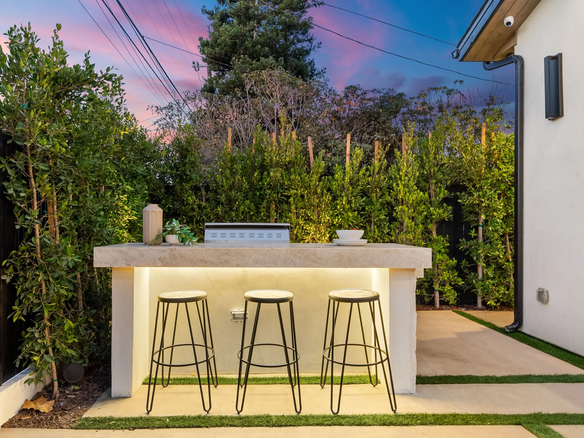 modern-outdoor-bar-with-trees-and-plants-on-the-background-in-omaha-ne