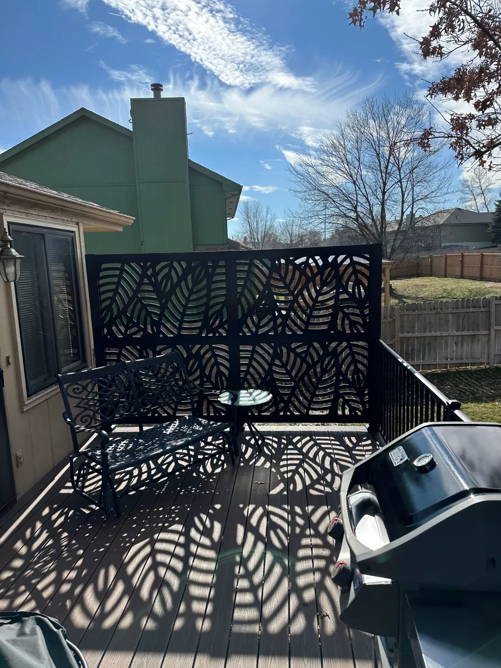 privacy-screen-installation-on-the-composite-deck-with-black-small-table-and-chairs-in-omaha-ne