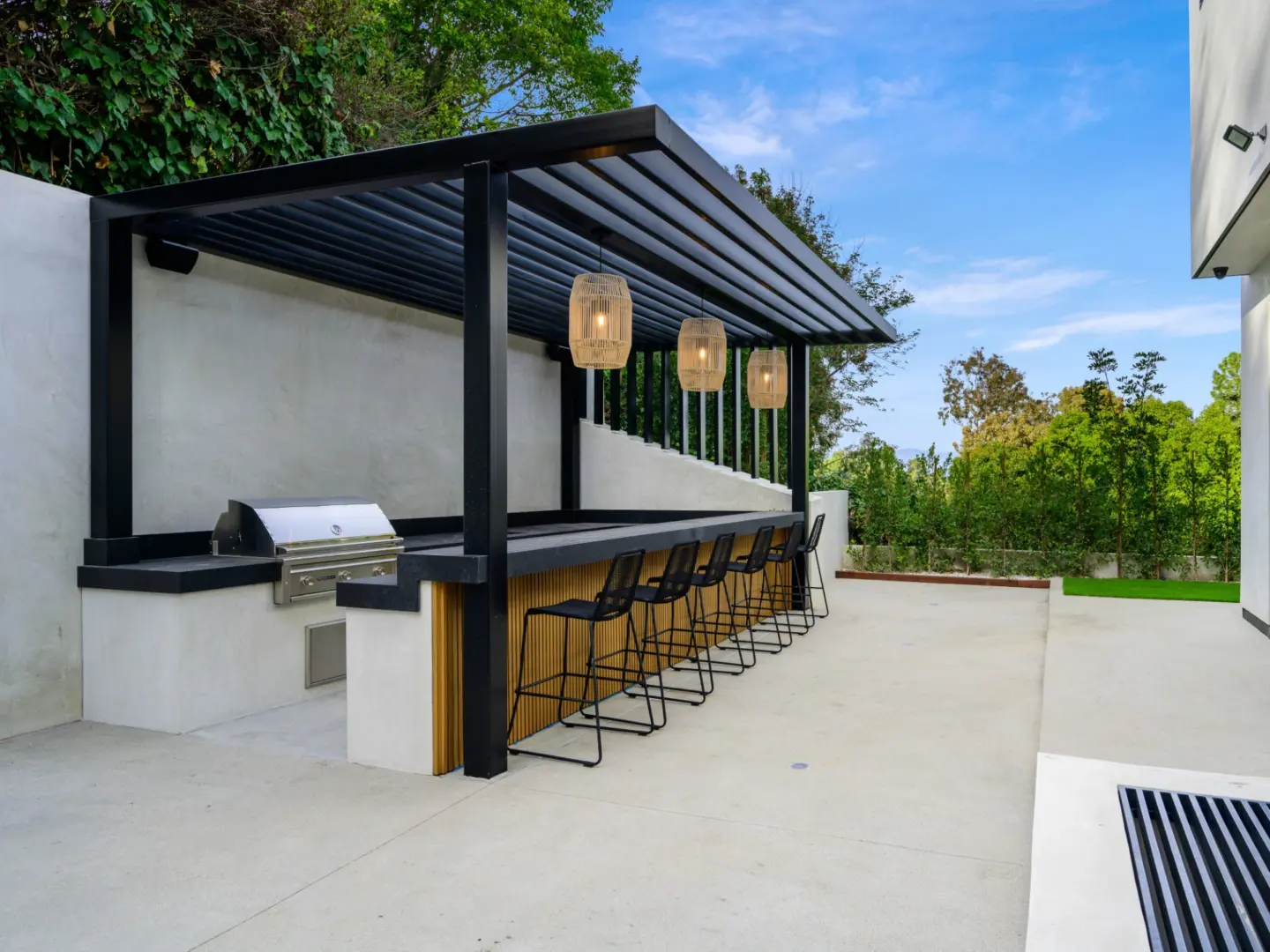 scenic-view-of-an-outdoor-patio-bar-with-overlooking-nature-view-in-omaha-ne