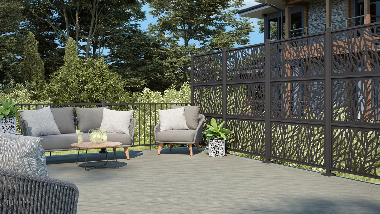 standalone-privacy-screen-on-the-pvc-deck-with-outdoor-living-couches-and-table-in-omaha-ne